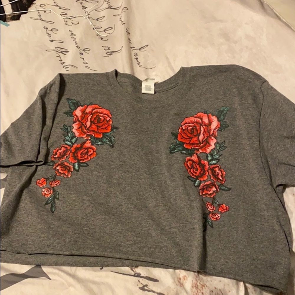 Crop short sleeve shirt; with roses